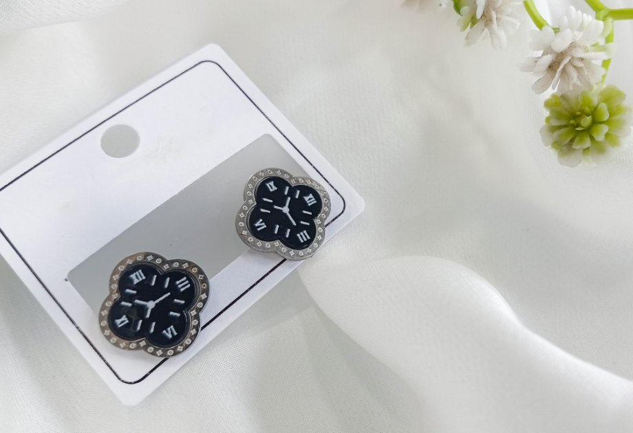 ERS-4401 The Midnight Clock Clover Studs