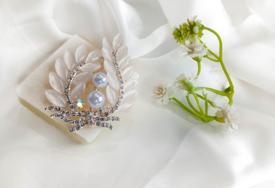 BRH-3306 The Moonlight Laurel Statement Brooch